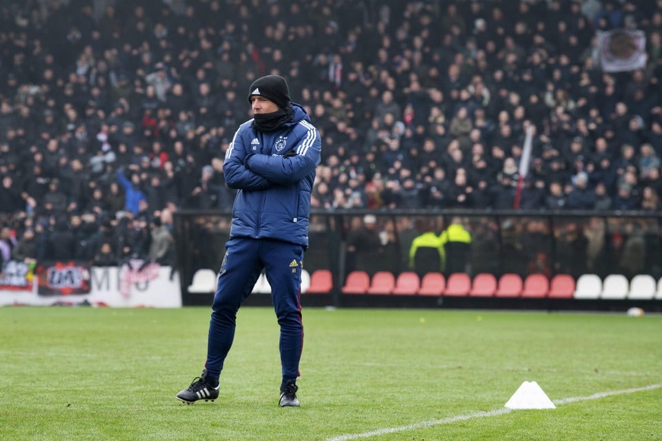 Coach Alfred Schreuder tijdens de openbare training van Ajax ter voorbereiding op de Klassieker tegen Feyenoord.