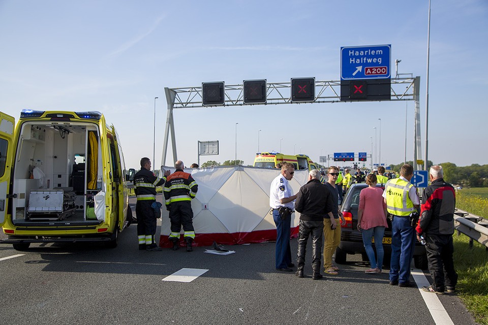 Motorrijder zwaargewond na verkeersongeval op de A9. Foto: Michel van Bergen