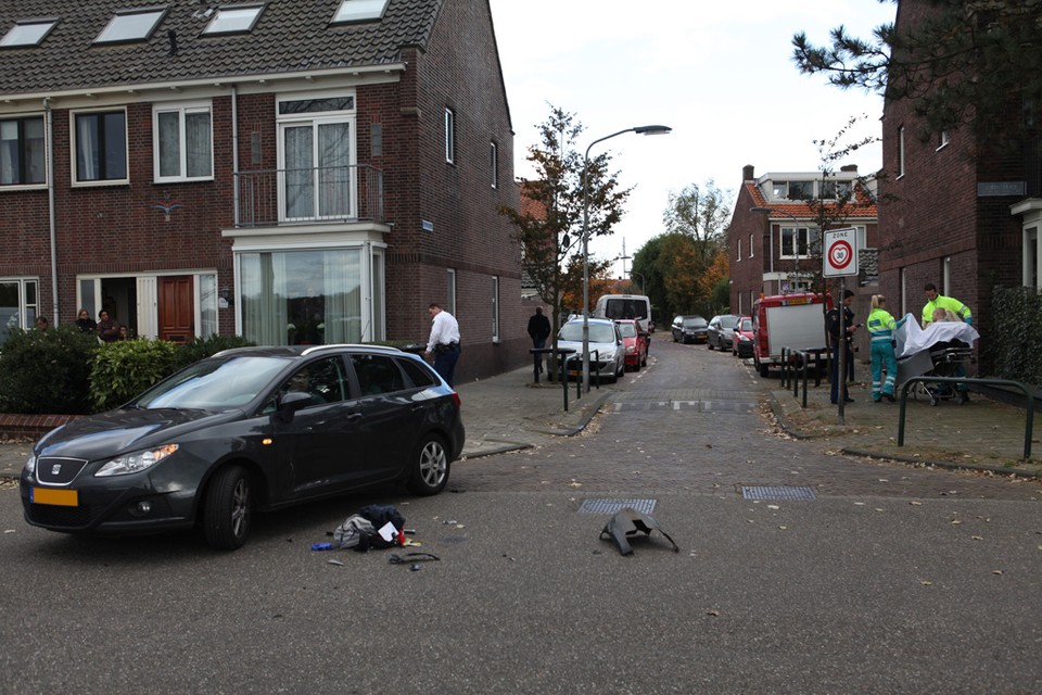 De bestuurder van een scooter is zondagmiddag gewond geraakt bij een ongeval op de Lorentzkade. Foto Rowin van Diest