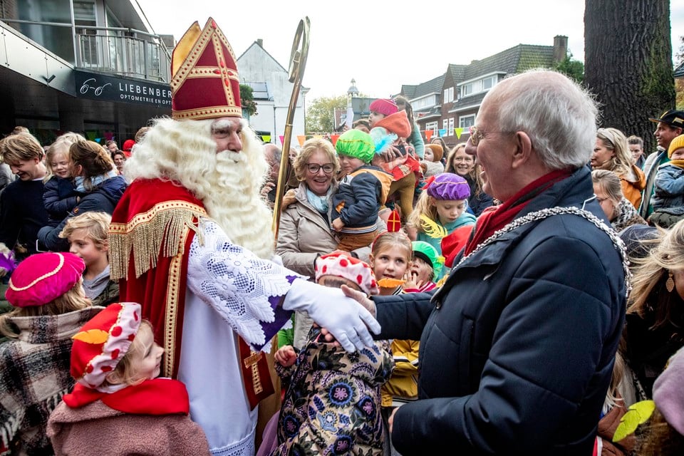 Sinterklaas was received in Overveen by Deputy Mayor Nico Heijink.