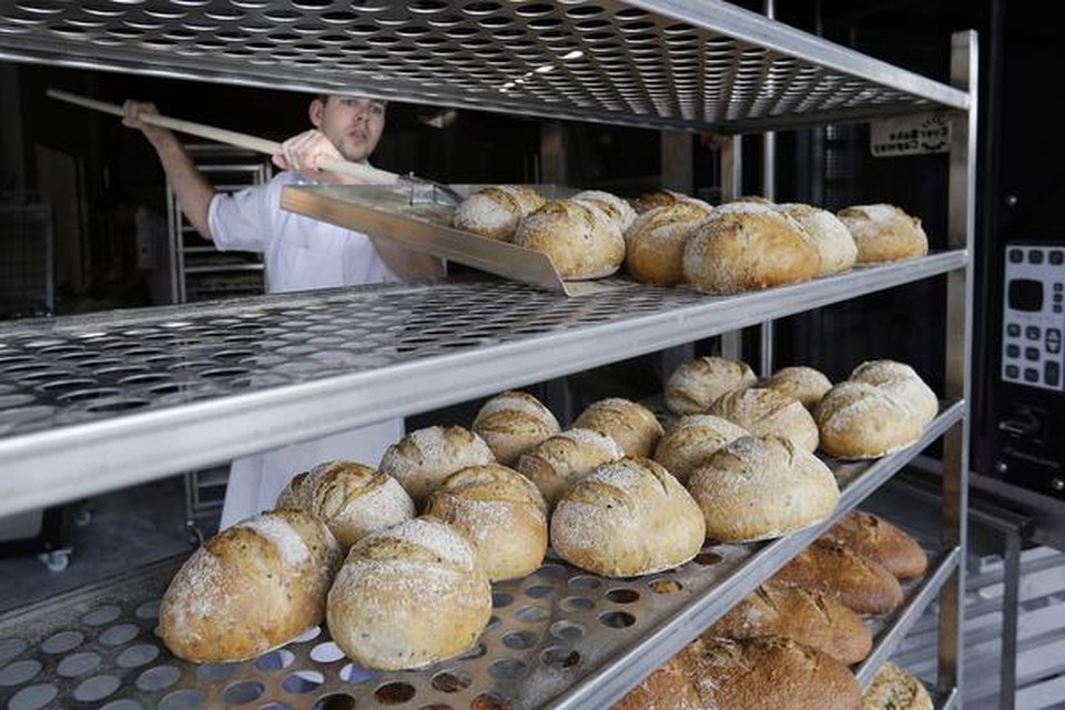 In de nieuwe bakkerij van Matthijs Boon in Hilversum worden de ovens met stenen vloeren ’ingewerkt’.