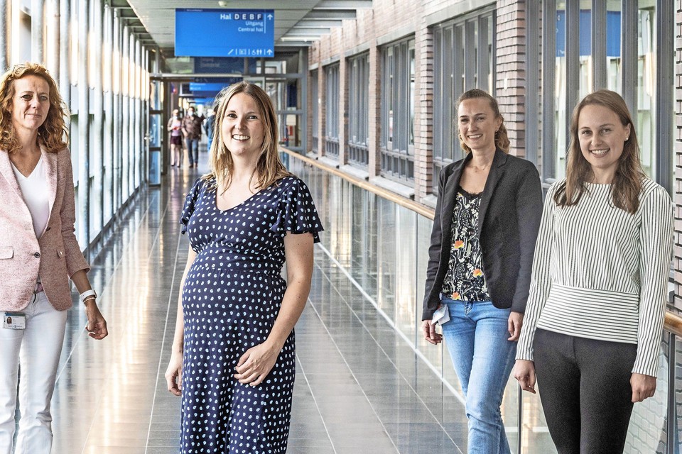 Het team dat in het Spaarne Gasthuis meewerkt aan het onderzoek naar een doeltreffend RS-vaccin. (Van links naar rechts) Marlies van Houten, Josseline Veldhuijzen, Marjolein Izeboud en Elandri Fourie.