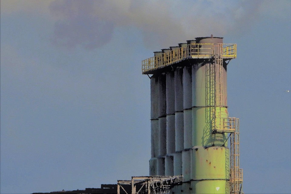 Uitstoot van de pelletfabriek van Tata Steel.