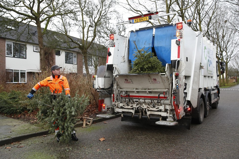 De GAD haalt kerstbomen op in Huizen.