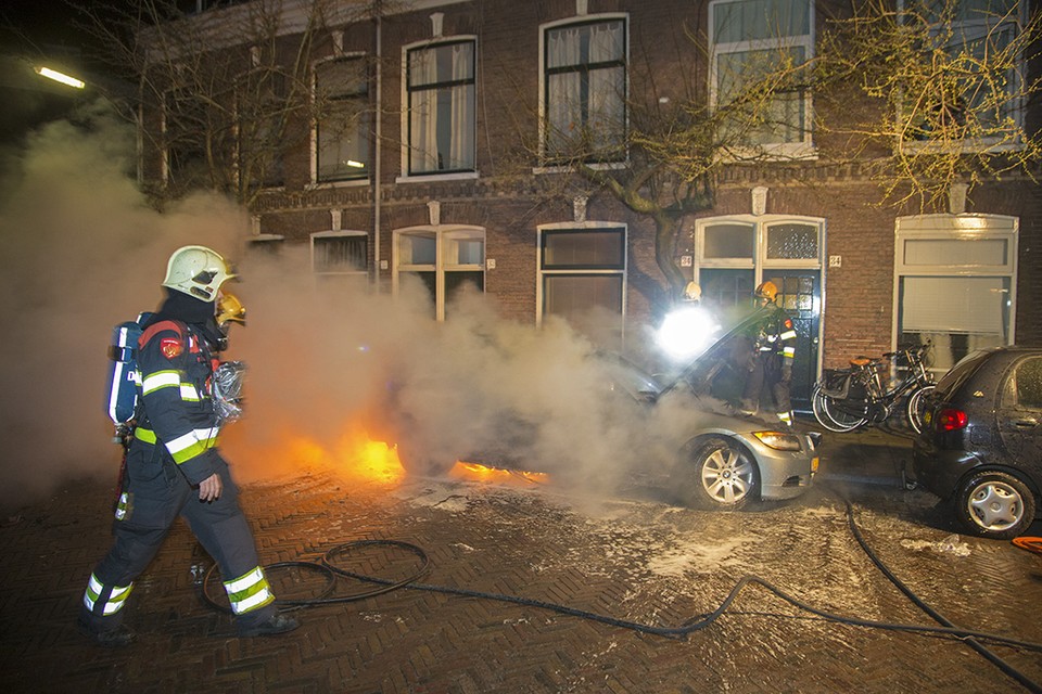 Brand verwoest weer auto in Haarlem-Noord. Foto Michel van Bergen