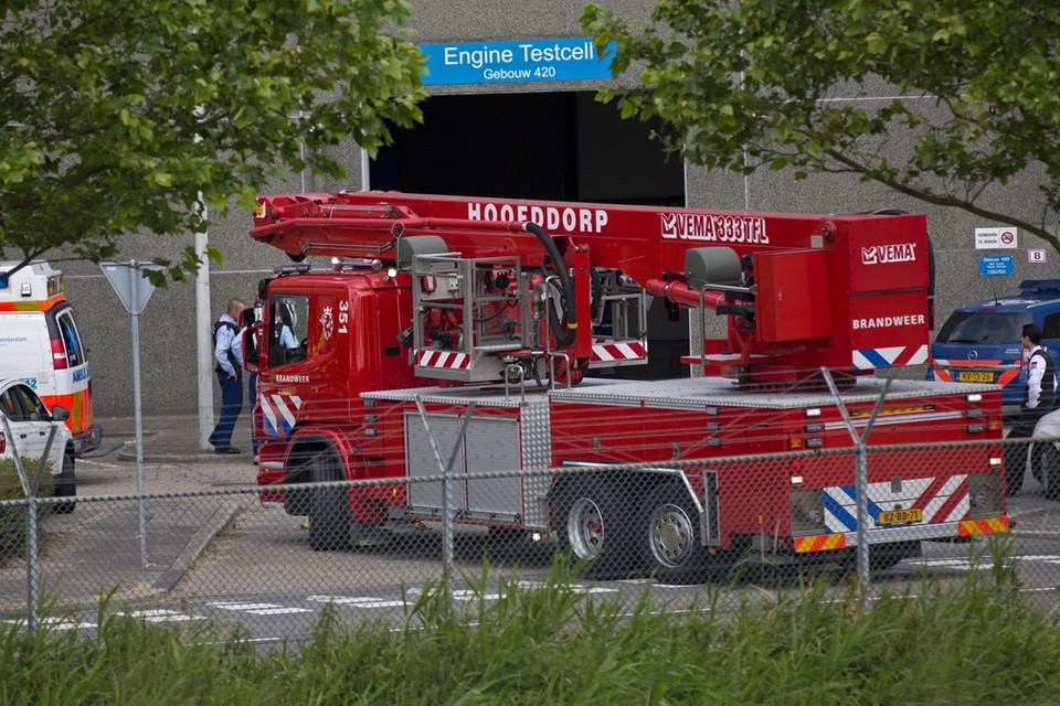 Traumateam, brandweer en marechaussee voor medisch noodgeval Schiphol / foto Michel van Bergen