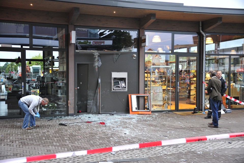 Veel schade maar geen buit bij plofkraak Hoofddorp. Foto Eric van Lieshout
