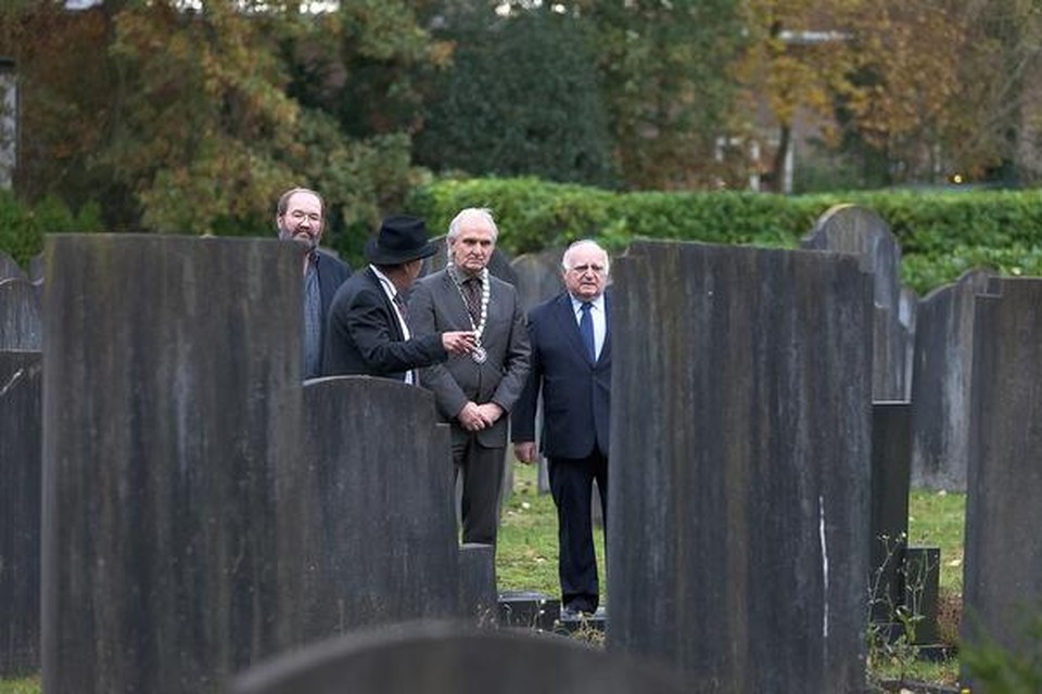 Burgemeester Pieter Broertjes en Hans Roos (met hoed) bij Joodse graven in Hilversum.