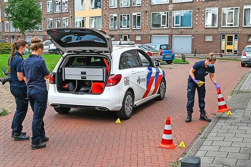 Politieonderzoek augustus vorig jaar na het schietincident aan de Schulpweg in Velsen-Noord.