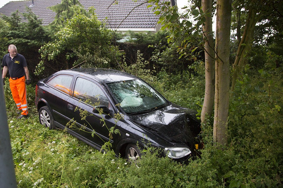 Beschonken man zet auto tegen boom in Zwanenburg. Foto Michel van Bergen
