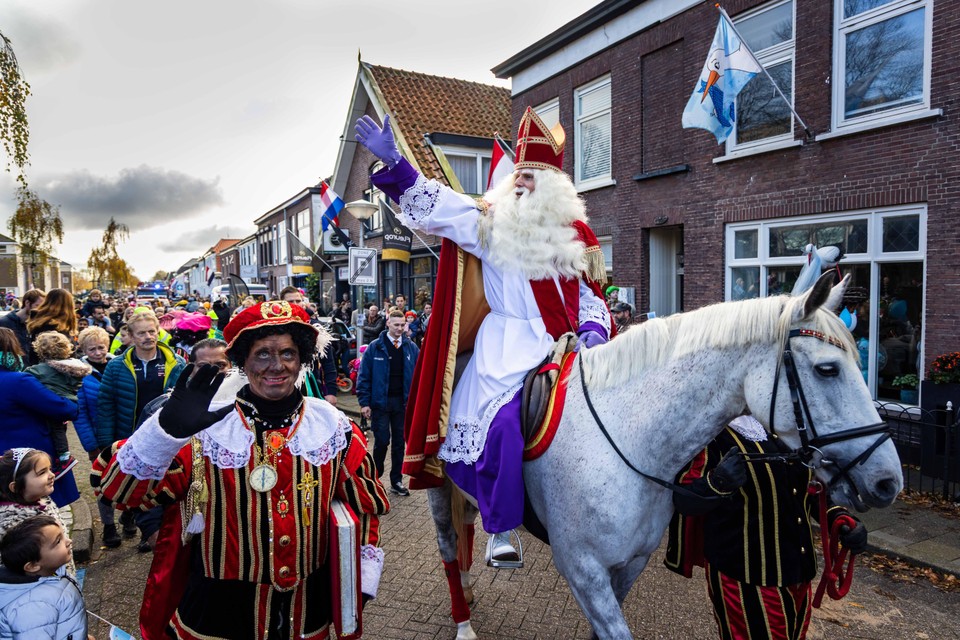 Sinterklaas op weg van de haven naar het Hillegomse centrum.