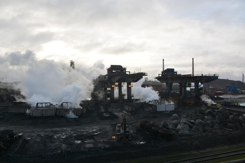 Harsco, waar slak wordt verwerkt van Tata Steel. Op dit terrein ontstaan de grafietregens en de stofwolken die Wijk aan Zee en IJmuiden regelmatig onder stof bedekken.