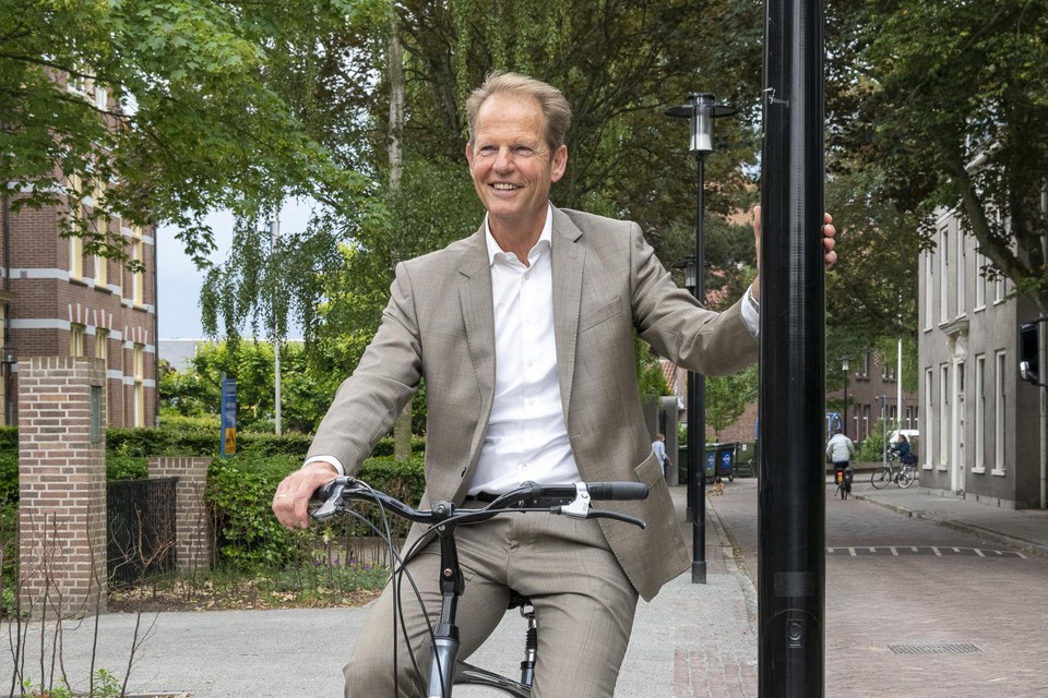 Burgemeester Arie van Erk pakt graag de fiets. ,,Tot 15 kilometer is het goed te doen, anders gaat er te veel tijd in zitten.’’