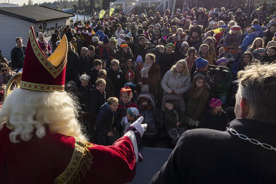 Sinterklaas wordt opgewacht door een flinke menigte.