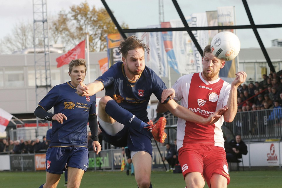 Henri de Graaf, hier rechts in actie tegen Harkemase Boys in het afgelopen seizoen, moet door een zware blessure stoppen bij IJsselmeervogels.