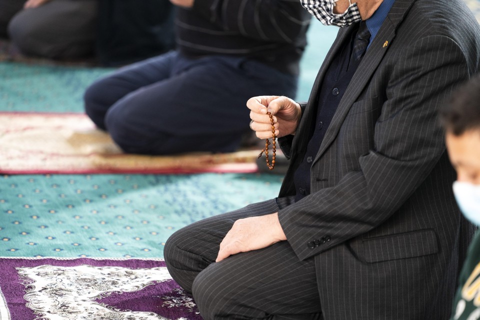 Moslims in de Mevlana Moskee tijdens een gebedsdienst.