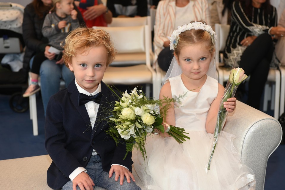 De 3-jarigen Zeb en Imke traden gisteren in het ’huwelijk’ in het gemeentehuis Velsen.