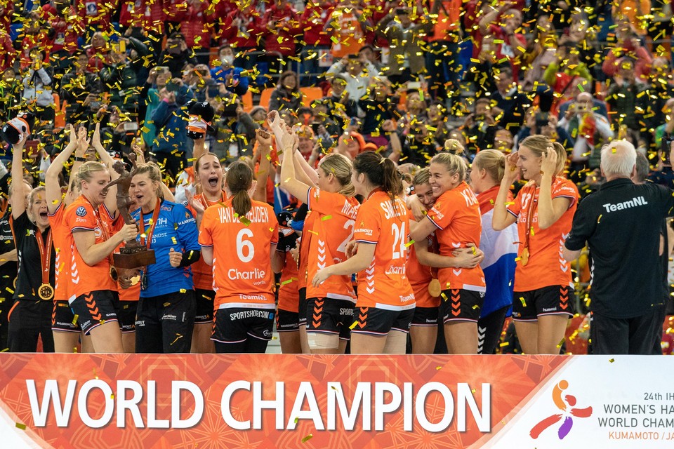 De Nederlandse handbalsters kunnen als wereldkampioenen hun geluk niet op en vieren het winnaarsfeestje.