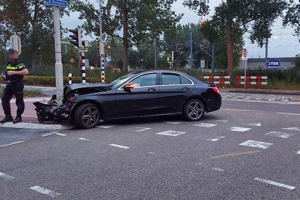 Gezicht omhoog ontmoeten Wrijven Auto crasht tegen lantaarnpaal in Beverwijk, man mee naar politiebureau  voor alcoholtest | Haarlemsdagblad