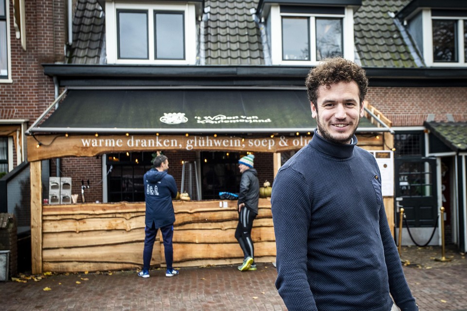 Eigenaar Robbert van Berkel voor de buitenbar van zijn restaurant ’t Wapen van Kennemerland.