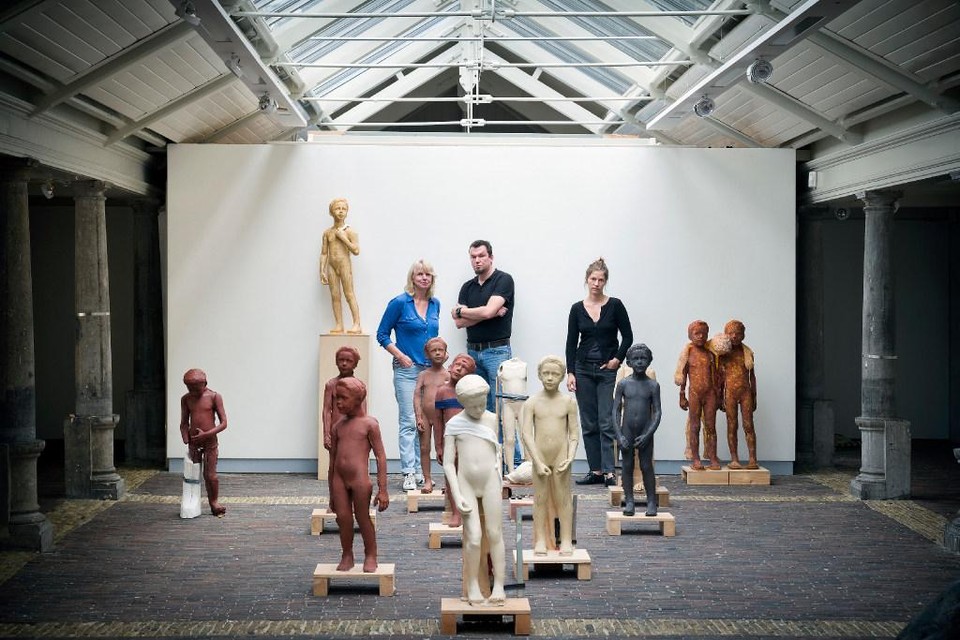 Helmie Brugman (links) poseert met mede-exposanten Bram Hermens en  Laura Eckert temidden van haar ’Davidjes’.