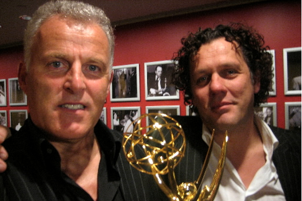 De Vries en Van der Spek na het winnen van de Emmy Award voor hun uitzending over de verdwijning van Natalee Holloway op Aruba.