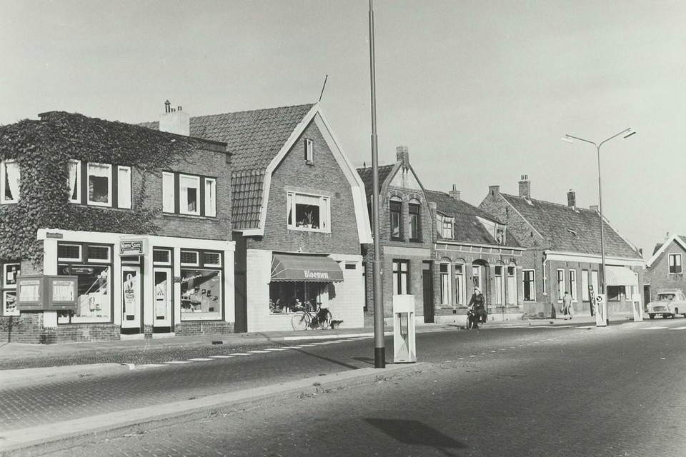 Het woonwinkelpand links is de bloemenzaak van Huijboom aan de Hagelingerweg.