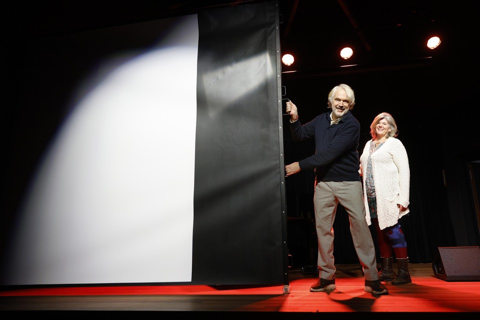 Peter en Deirdre Blankenstein trekken het nieuwe witte doek van Bioscoop Blaricum uit.