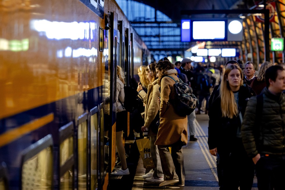Reizigers op station Amsterdam Centraal.