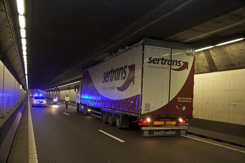 Te hoge vrachtwagens zorgen bij de Velsertunnel ook anno 2022 nog geregeld voor files.