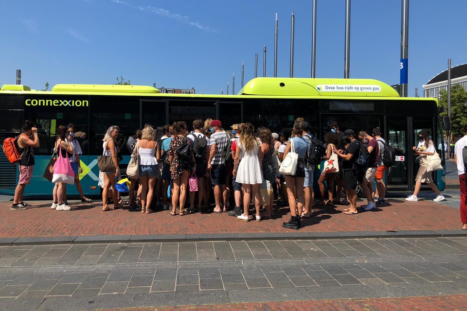 Iedereen wil mee met de bus naar Zandvoort.