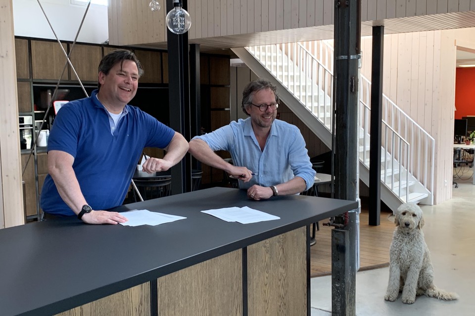 Wethouder Voorink en Peter Driessen (eigenaar Werf 35) geven elkaar een ’coronaboks’ na het ondertekenen van de intentieovereenkomst.