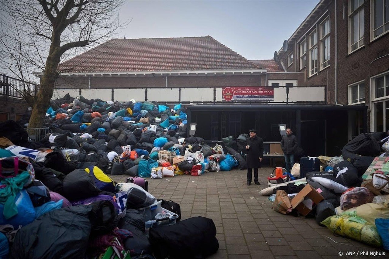 Uitgebreid straal inch Turkse Nederlanders zamelen massaal hulpgoederen in | Gooieneemlander