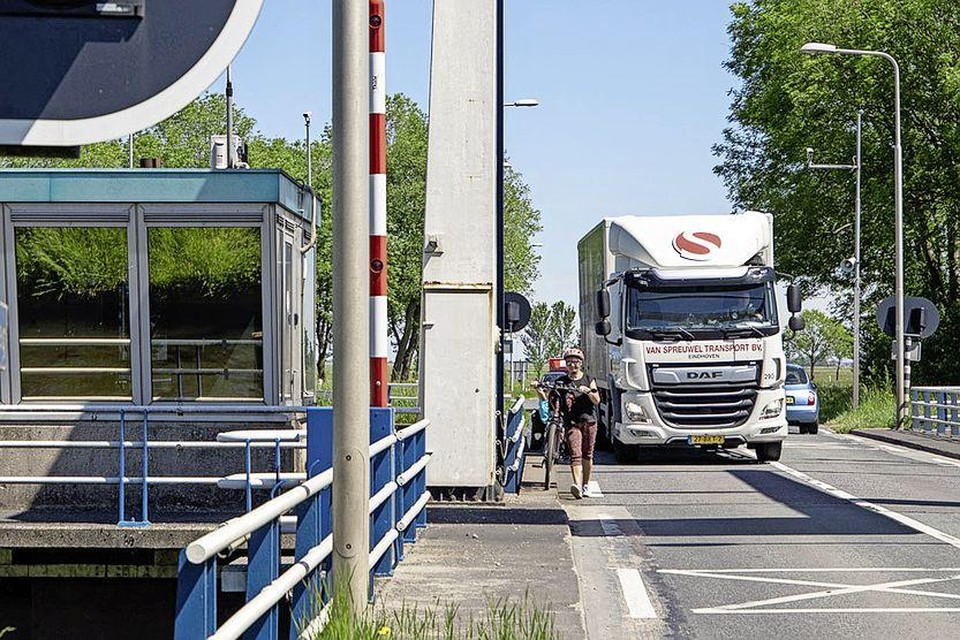 De smalle ophaalbrug wordt door de storing gedeeld door fietsers en het overige verkeer.