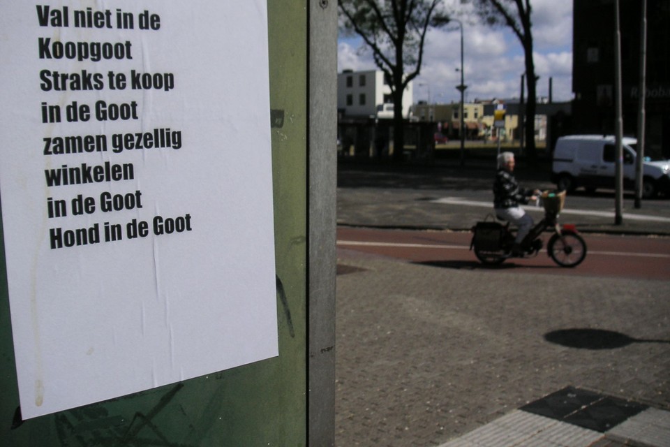 Protestpamflet koopgoot op Lange Nieuw. Foto Fokke Zaagsma