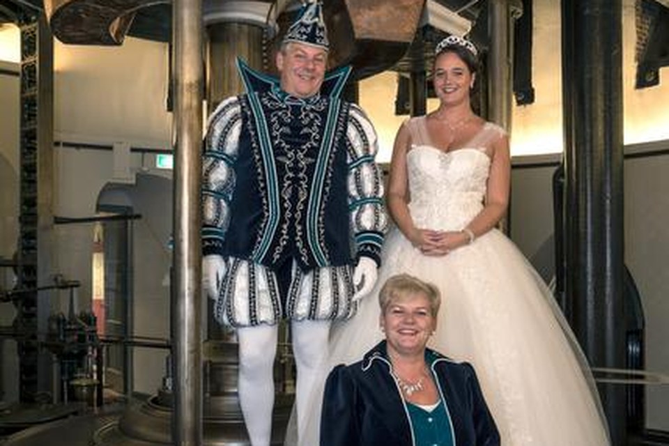 Prins Karbonkel de 44e met prinses Marijke en adjudant Laura van de Hoofddorpse Carnavalsvereniging De Meerbonken, die haar 44-jarig bestaan viert.