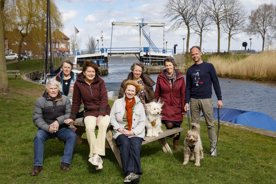 De initiatiefnemers van de nieuwe Buurtvereniging Aanloophaven die de brug komende zomer gaat bedienen.