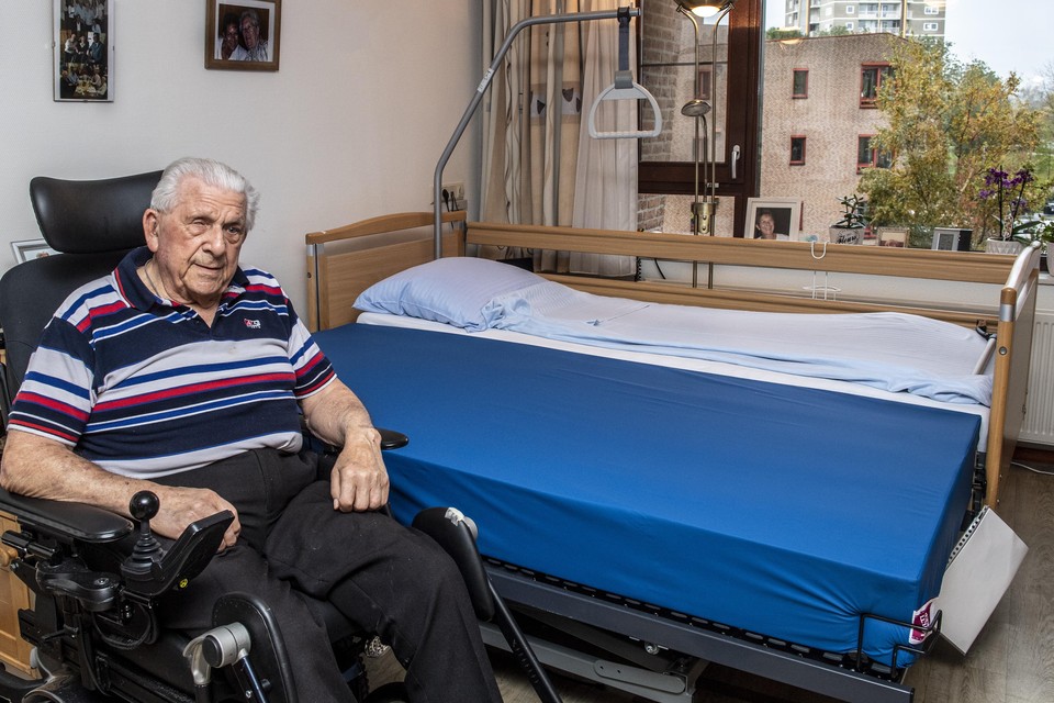 De 89-jarige meneer Van Latum mocht als eerste gebruik maken van het nieuwe koppelbed van Zorggroep Reinalda.