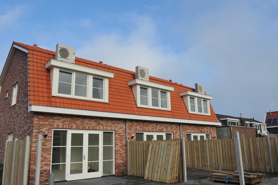Huizen met warmtepompen, aan Nieuwland in Uitgeest.