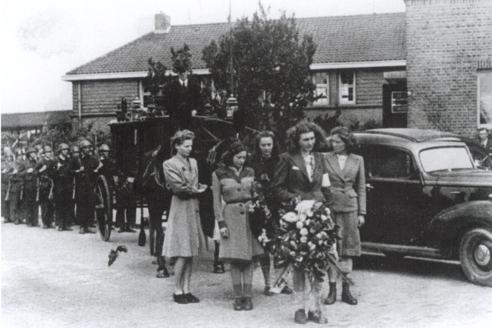 De herbegrafenis van Jan Bonekamp op 1 juni 1945 op de Westerbegraafplaats in IJmuiden. Op de foto de stoet bij de Willem de Zwijgerschool in IJmuiden, het hoofdkwartier van de BS in Velsen.