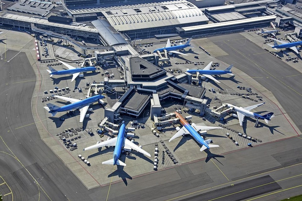 Luchtfoto van Schiphol Centrum, met vliegtuigen aan de gate bij de F-pier.