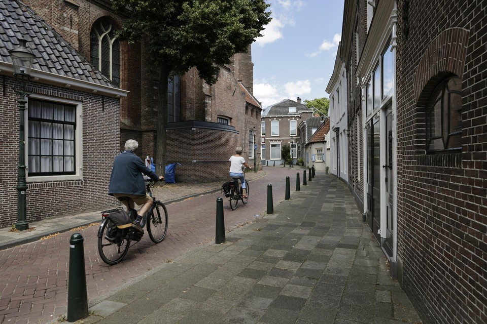 De Kerkstraat in Weesp is nu een doorgaande route van de Nieuwstraat naar de Hoogstraat.