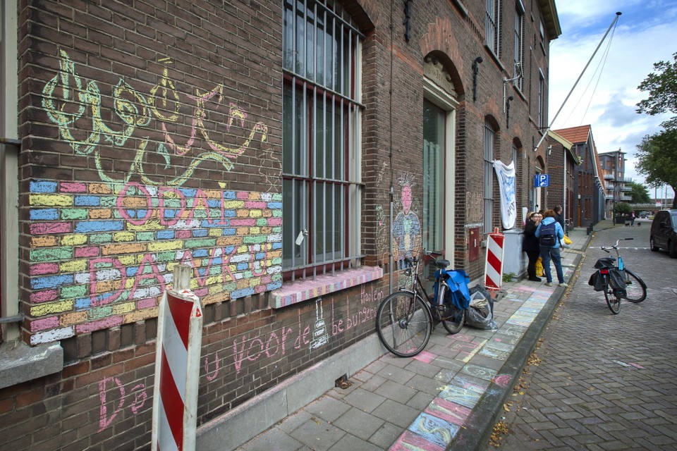 De vluchtelingen bedanken Haarlem voor de gastvrijheid met leuzen op de muur.