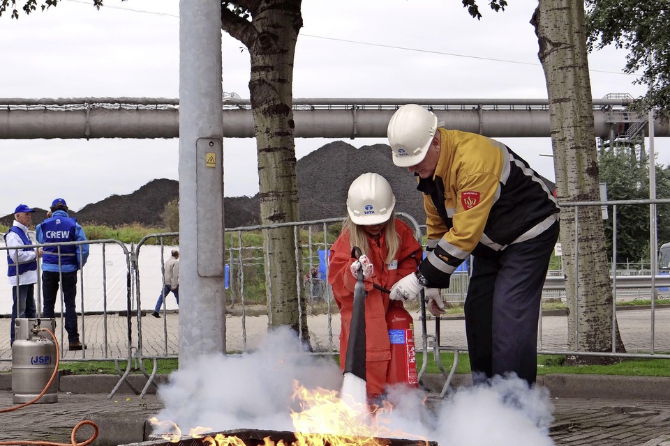 De bedrijfsbrandweer geeft ’blusles’ op een Burendag van Tata Steel.