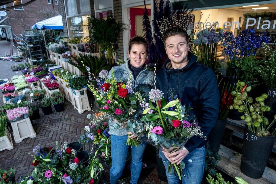 Stan van t Veld met zijn moeder Merel voor de nieuwe bloemenzaak.