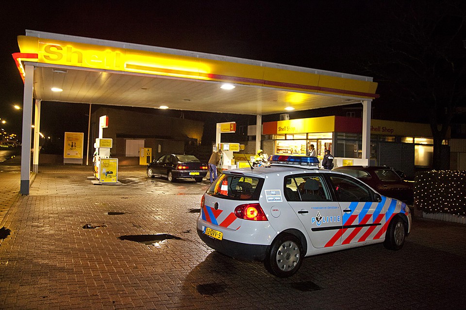 De politie is vrijdagavond op zoek naar twee overvallers van het Shell-tankstation aan de Heerenduinweg in IJmuiden. Foto Michel van Bergen.