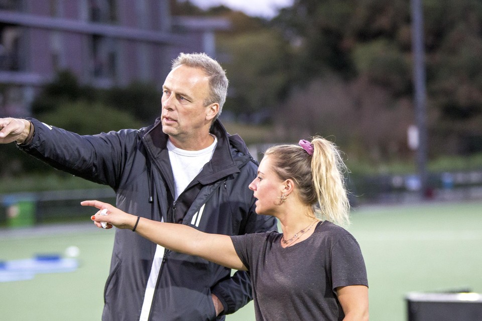 Overleg tijdens de training van HBS tussen speelster Lisa Bok en coach Jeroen Tuininga.