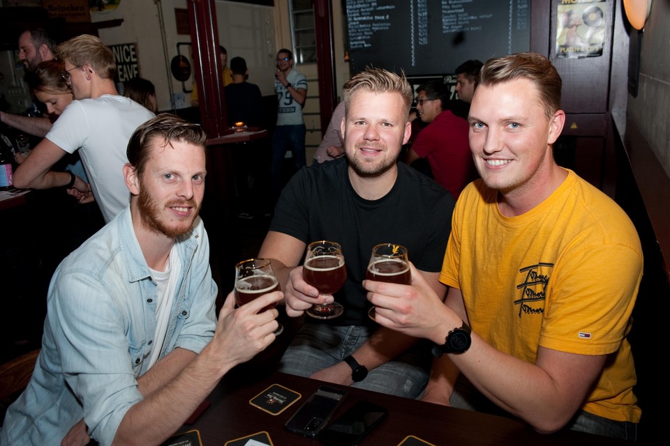 Sander, Bart en Lars proeven het bier met behulp van de app Untappd.