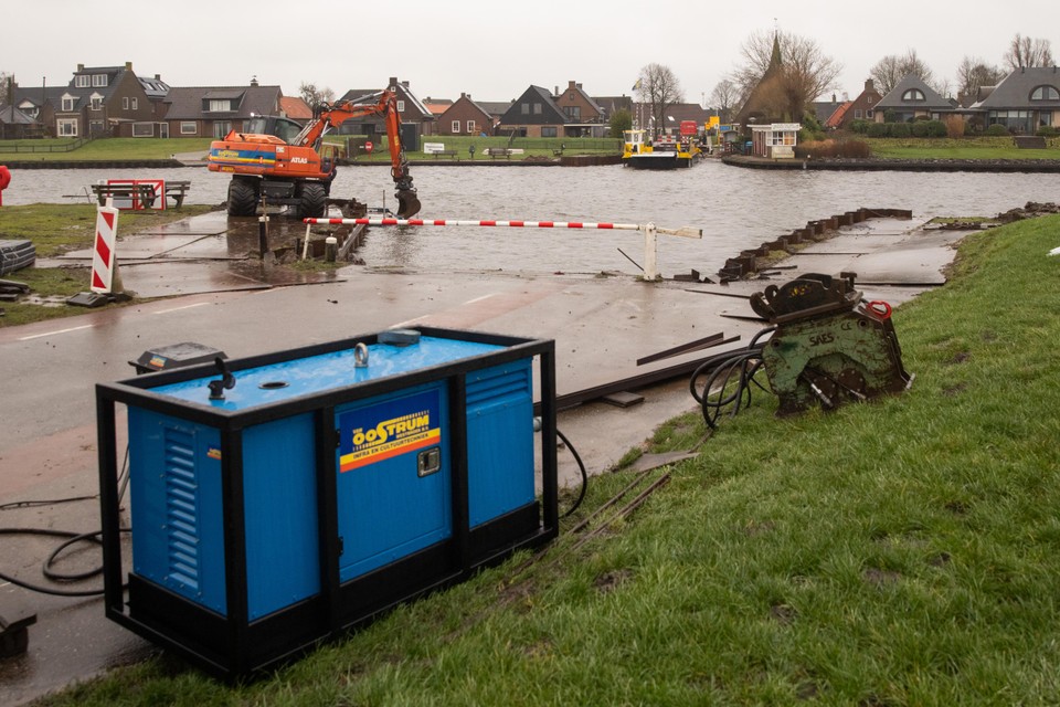 Het werk aan de damwanden bij de afmeerplekken van het veerpontje Eemnes-Eemdijk heeft een dag stilgelegen als gevolg van de poging tot diefstal.