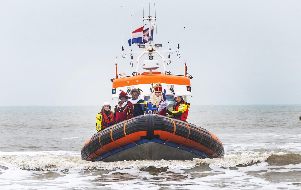 Sinterklaas arrives on the lifeboat.